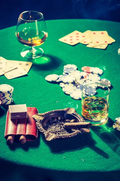 Παλιό τραπέζι τα τυχερά παιχνίδια πράσινο με ουίσκι, κάρτες και πούρο — Φωτογραφία Αρχείου