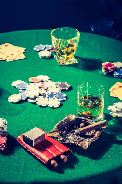 Παλιό πράσινο τραπέζι τα τυχερά παιχνίδια με κάρτες και μάρκες — Φωτογραφία Αρχείου