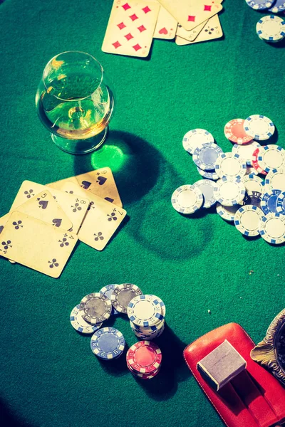 Μάρκες και τις κάρτες στο πράσινο vintage τραπέζι για poker — Φωτογραφία Αρχείου