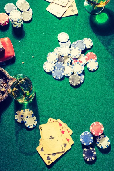 Closeup παλιό τραπέζι για poker με κάρτες και μάρκες — Φωτογραφία Αρχείου