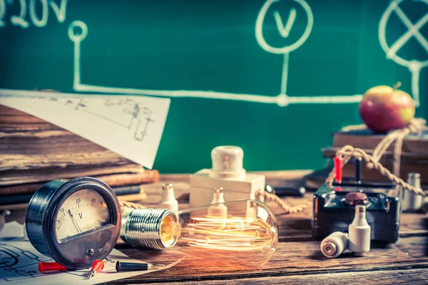 Study of power consumption by light bulb in the classroom — Stock Photo, Image