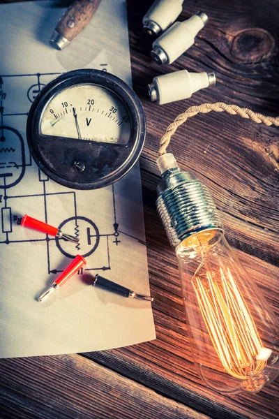 Випробування енергоспоживання лампочкою в старовинній лабораторії — стокове фото
