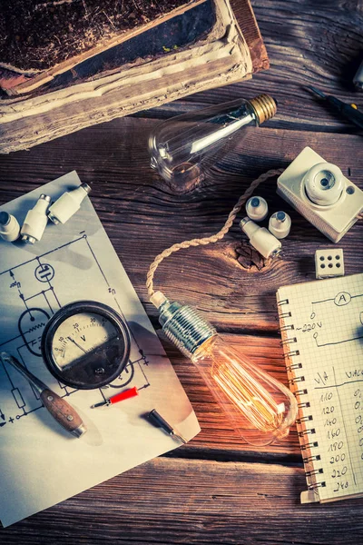 Old physics classroom with electrical components and Edison light bulb — Stock Photo, Image