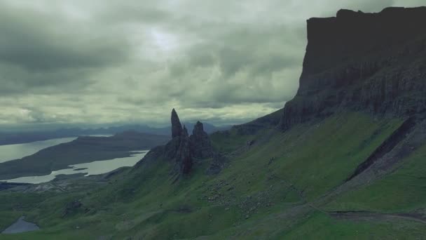 Molnigt väder i bergen gubbe Storr, Skottland, Europa — Stockvideo