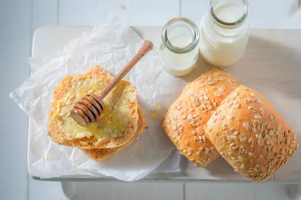 Makea hunajapulla maidolla aamiaiseksi — kuvapankkivalokuva