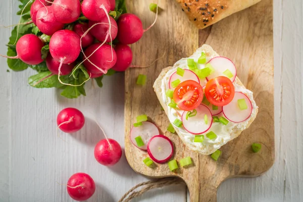 Bio sandwich con formaggio fromage e pomodorini — Foto Stock