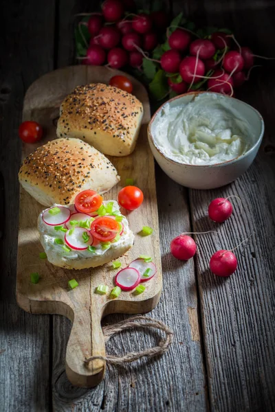 Turp, krem peynir ve domates ile lezzetli sandviç — Stok fotoğraf