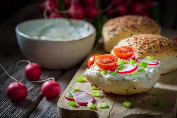 Sandwich santé au fromage et tomates cerises — Photo