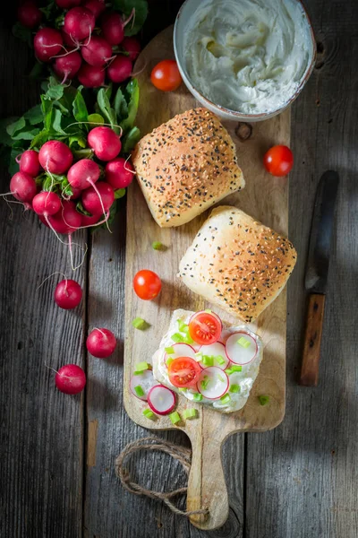 Bio sandwich con ravanello, formaggio cremoso e pomodori — Foto Stock