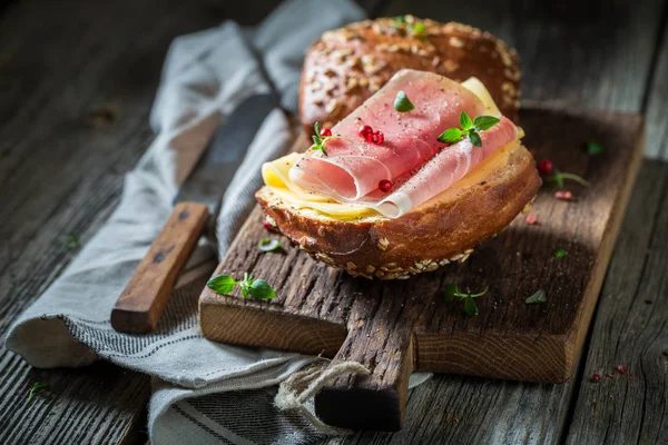 Świeże bułeczki z szynką i serem na śniadanie — Zdjęcie stockowe