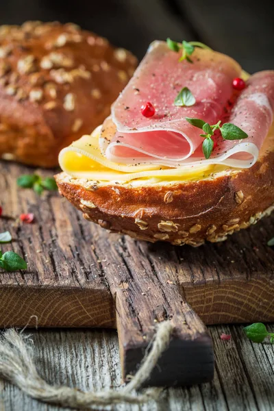 Petit pain savoureux au jambon et fromage pour le petit déjeuner — Photo