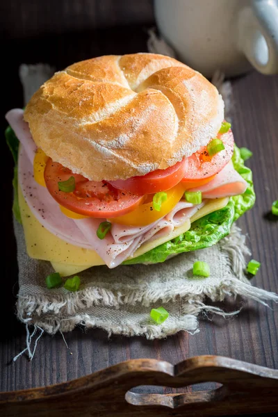 朝はハムと野菜のおいしいサンドイッチ — ストック写真