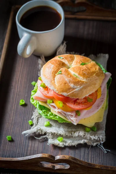 朝食の新鮮な食材とおいしいサンドイッチ — ストック写真