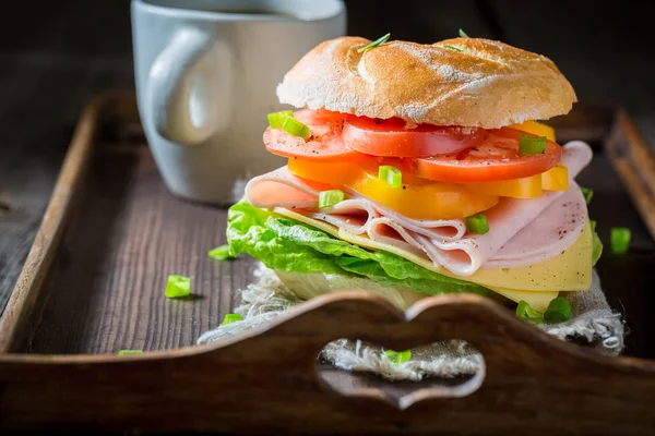 朝はハムと野菜のヘルシーなサンドイッチ — ストック写真
