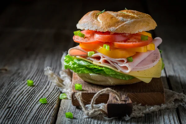 野菜と朝はハムのサンドイッチを大きな — ストック写真