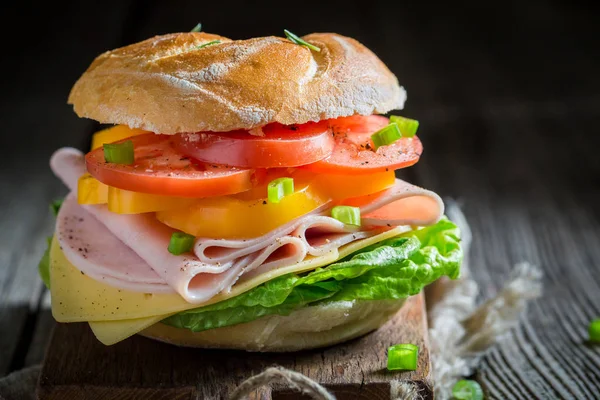野菜と朝はハムのサンドイッチを鮮明です — ストック写真