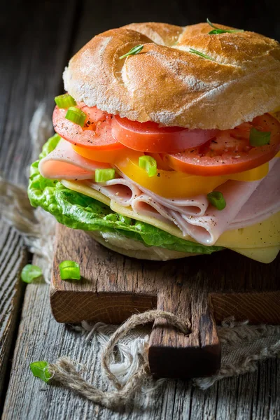 トマト、チーズ、ハムと大きなサンドイッチ — ストック写真