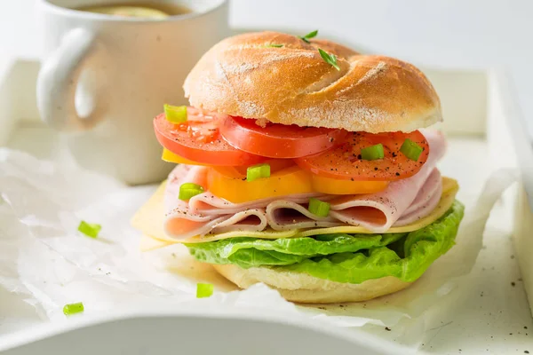 新鮮な食材とお茶のさわやかなサンドイッチ — ストック写真