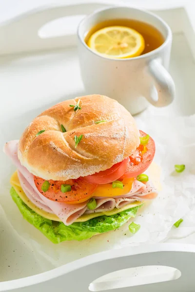 野菜、ハム、紅茶のおいしいサンドイッチ — ストック写真