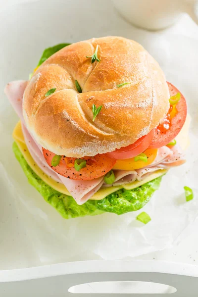 Υγιή σάντουιτς με φρέσκα υλικά για πρωινό — Φωτογραφία Αρχείου