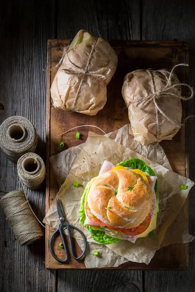 Saboroso levar sanduíche com presunto, queijo e tomate — Fotografia de Stock