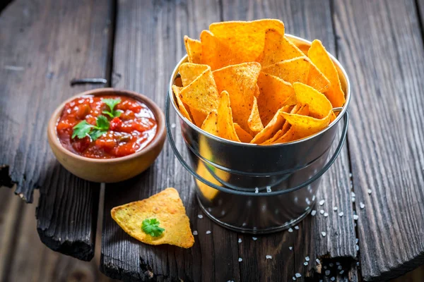 Deliciosos nachos com coentro e tomate — Fotografia de Stock