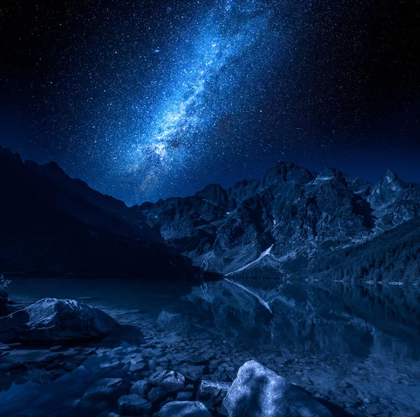Milky way in het lake in Tatra, Polen — Stockfoto
