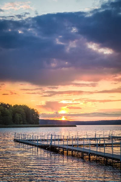 Dynamischer Himmel am See bei Sonnenuntergang, Polen — Stockfoto