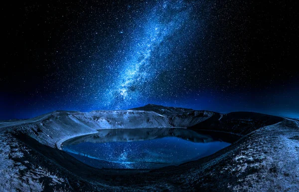 Milky way and lake in the volcano crater, Iceland — Stock Photo, Image