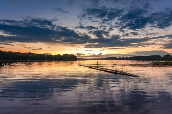 Pôr do sol dinâmico no lago no verão, Polônia — Fotografia de Stock