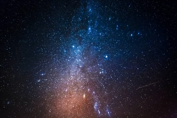 Constelações no universo com milhões de estrelas à noite — Fotografia de Stock