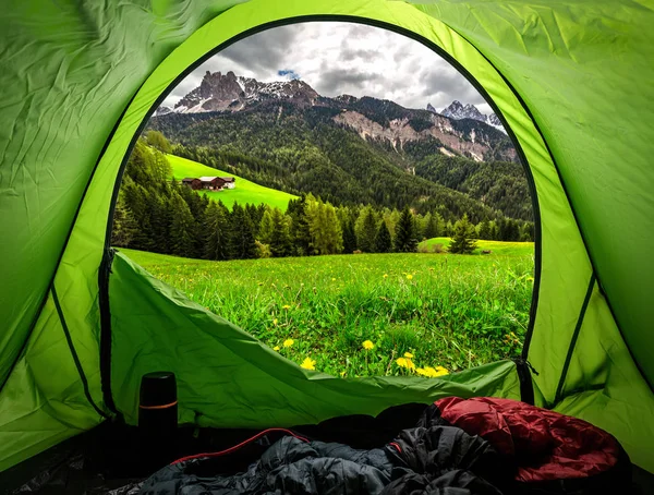 Vista da tenda para os Alpes Austríacos na primavera — Fotografia de Stock