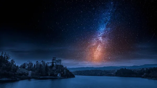 Impresionante castillo junto al lago con la vía láctea en la noche — Foto de Stock