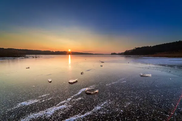 Şafakta donmuş gölde buz güzel parça — Stok fotoğraf