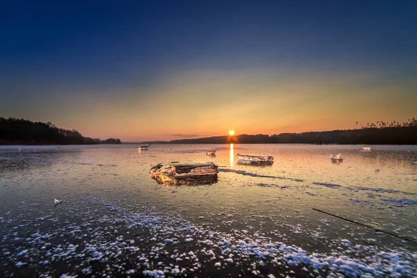 Кусок льда на замерзшем озере на закате — стоковое фото
