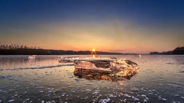 Wspaniały kawałek lodu na zamarznięte jezioro o zachodzie słońca — Zdjęcie stockowe