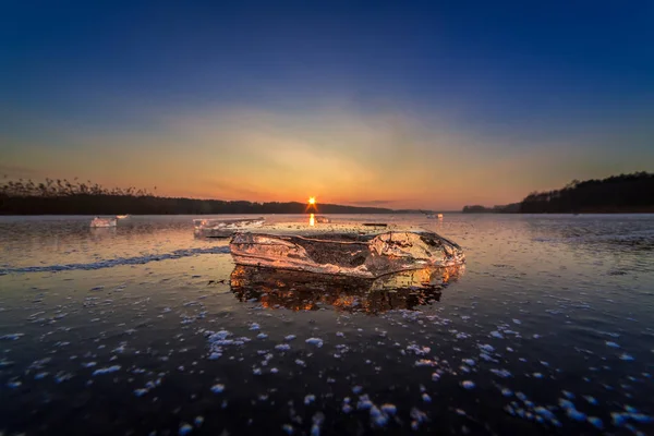 Jezioro zima zimny mrożony z kawałka lodu o zachodzie słońca — Zdjęcie stockowe