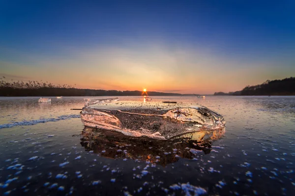 Pedaço frio de gelo no lago congelado ao amanhecer — Fotografia de Stock