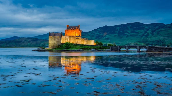 Iluminado Eilean Donan Castle ao pôr do sol, Escócia — Fotografia de Stock