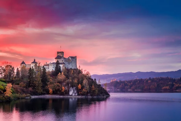 Schöne Burg am See in der rosa Dämmerung, Polen — Stockfoto