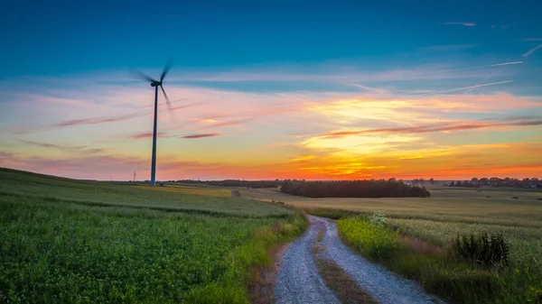 波兰的场风涡轮机令人惊叹的黄昏 — 图库照片
