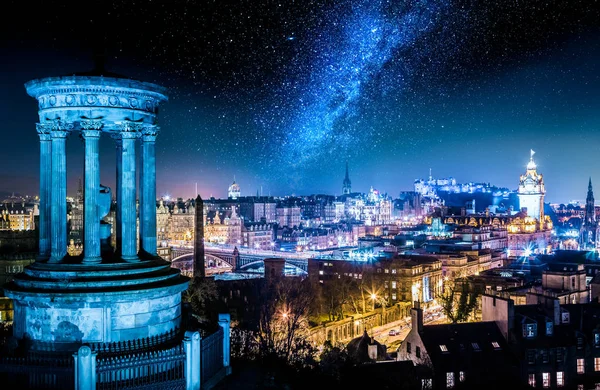 Noční pohled s hvězdami ze Calton Hill na Edinburgh, Skotsko — Stock fotografie