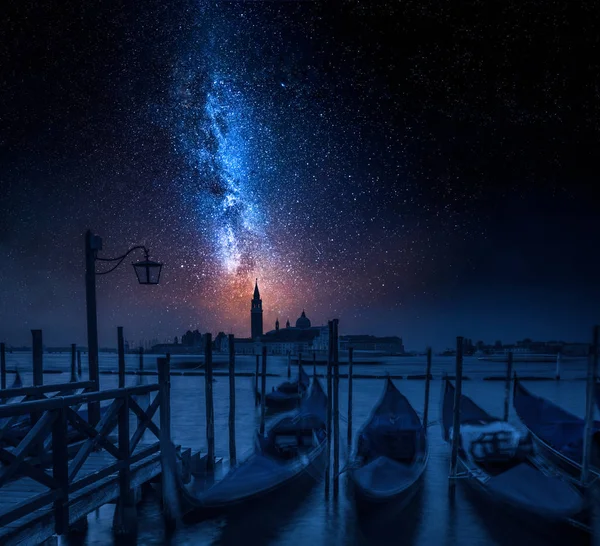 Синій гондоли у Венеції вночі з зірками — стокове фото
