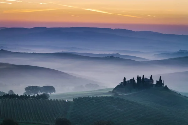 Impresionantes campos de niebla al amanecer en Toscana, Italia —  Fotos de Stock