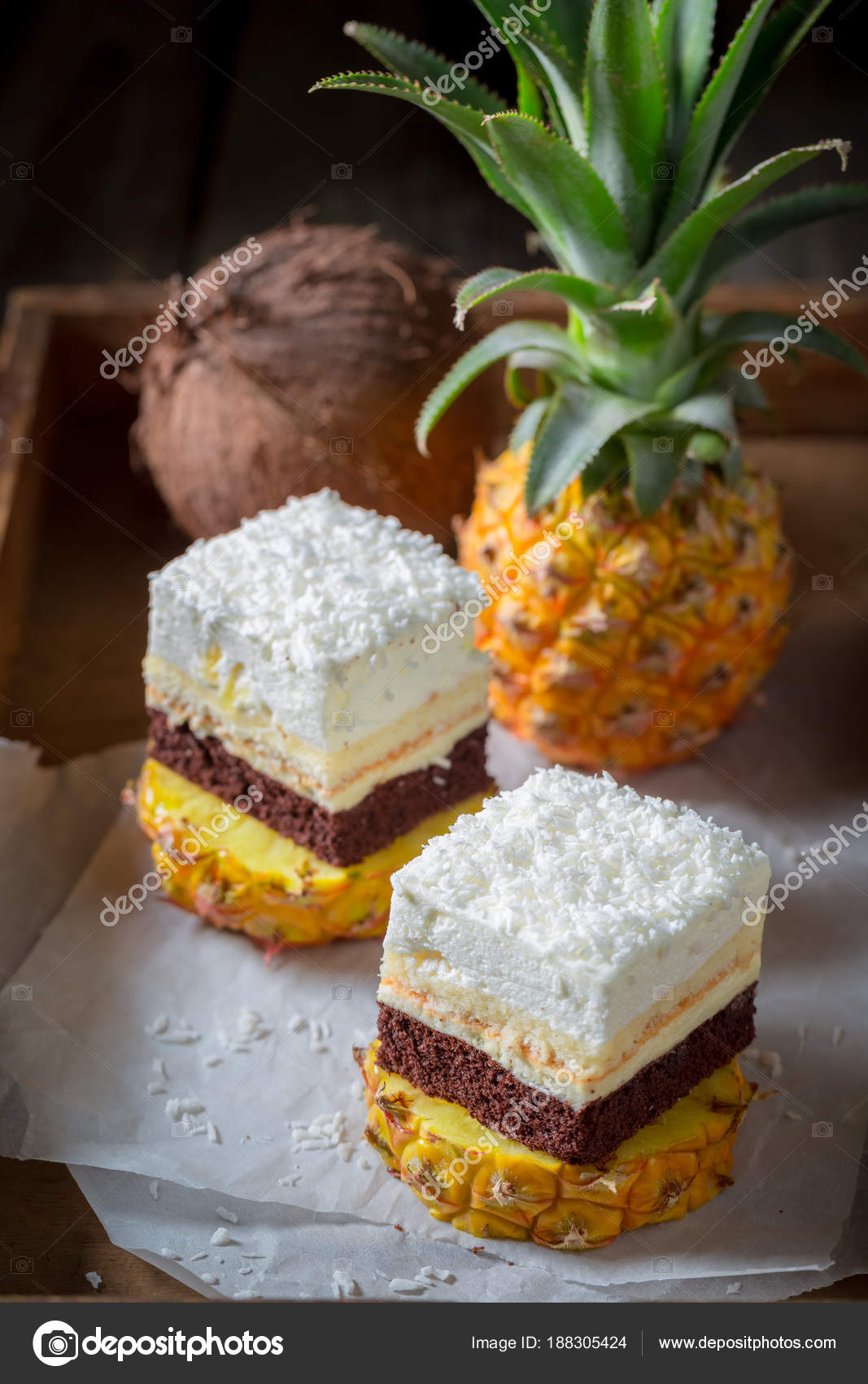 Hausgemachter weißer Kuchen mit Ananas und Kokos - Stockfotografie ...