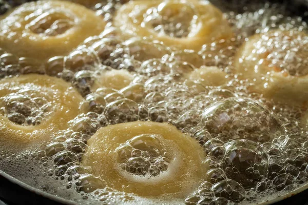 Жареные свежие и вкусные пончики на масле — стоковое фото