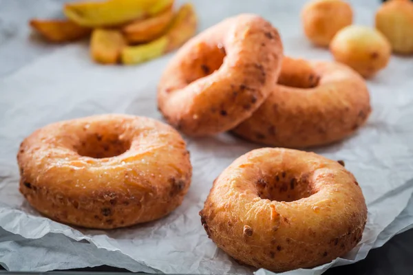 Close-up van zoete zelfgemaakte donuts klaar om te eten — Stockfoto