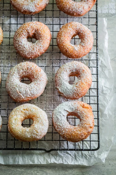 Heerlijke golden donuts vers gebakken met poedersuiker — Stockfoto