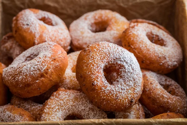 Close-up van heerlijke zelfgemaakte donuts klaar om te eten — Stockfoto