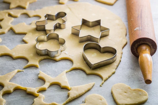 Fazer biscoitos leitosos saborosos na mesa cinza — Fotografia de Stock